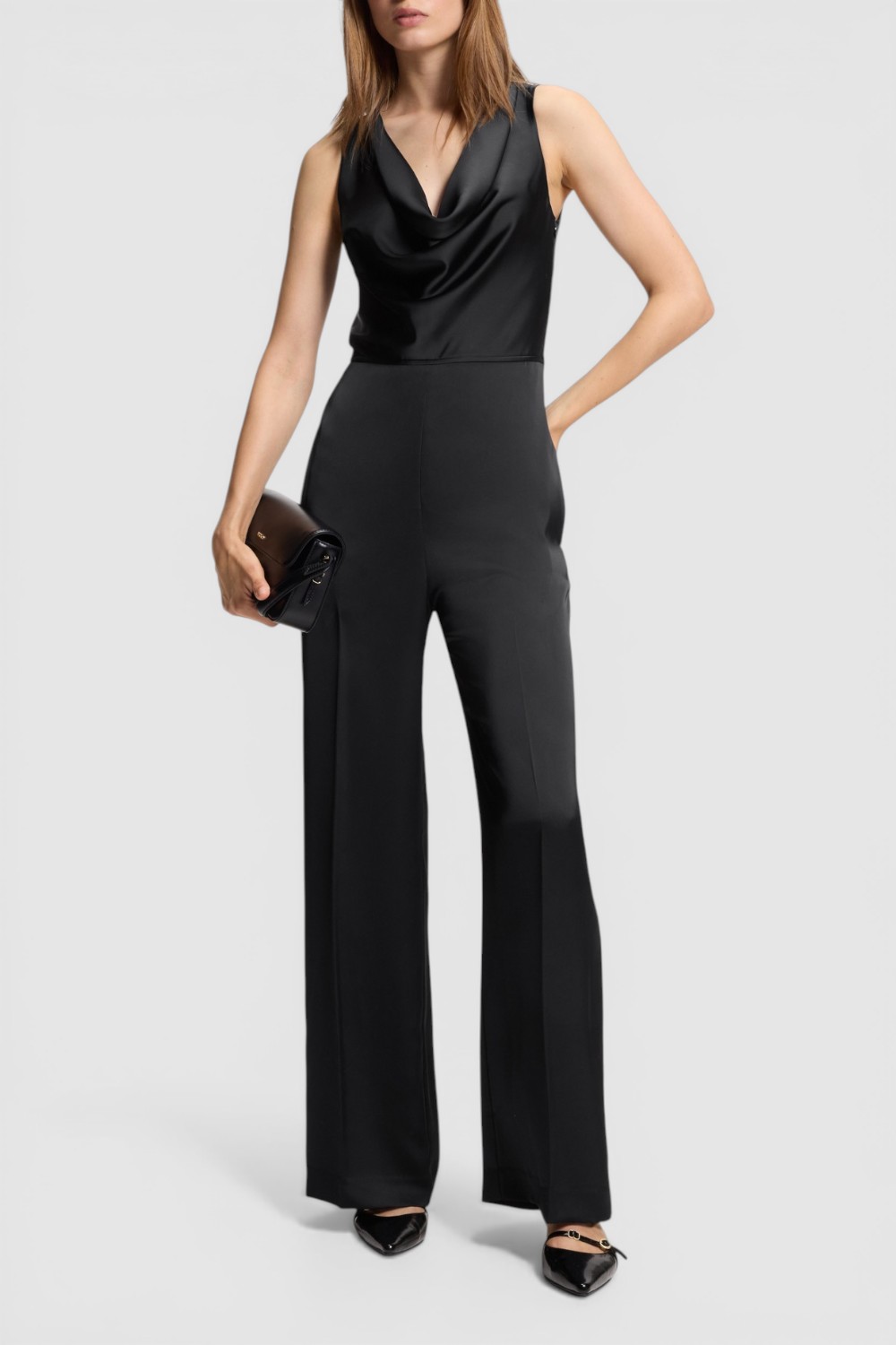 תמונת כל הלוק של אוברול בגזרה ישרה